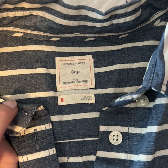 Gap shrunken boyfriend button down - Picture 2 of 7